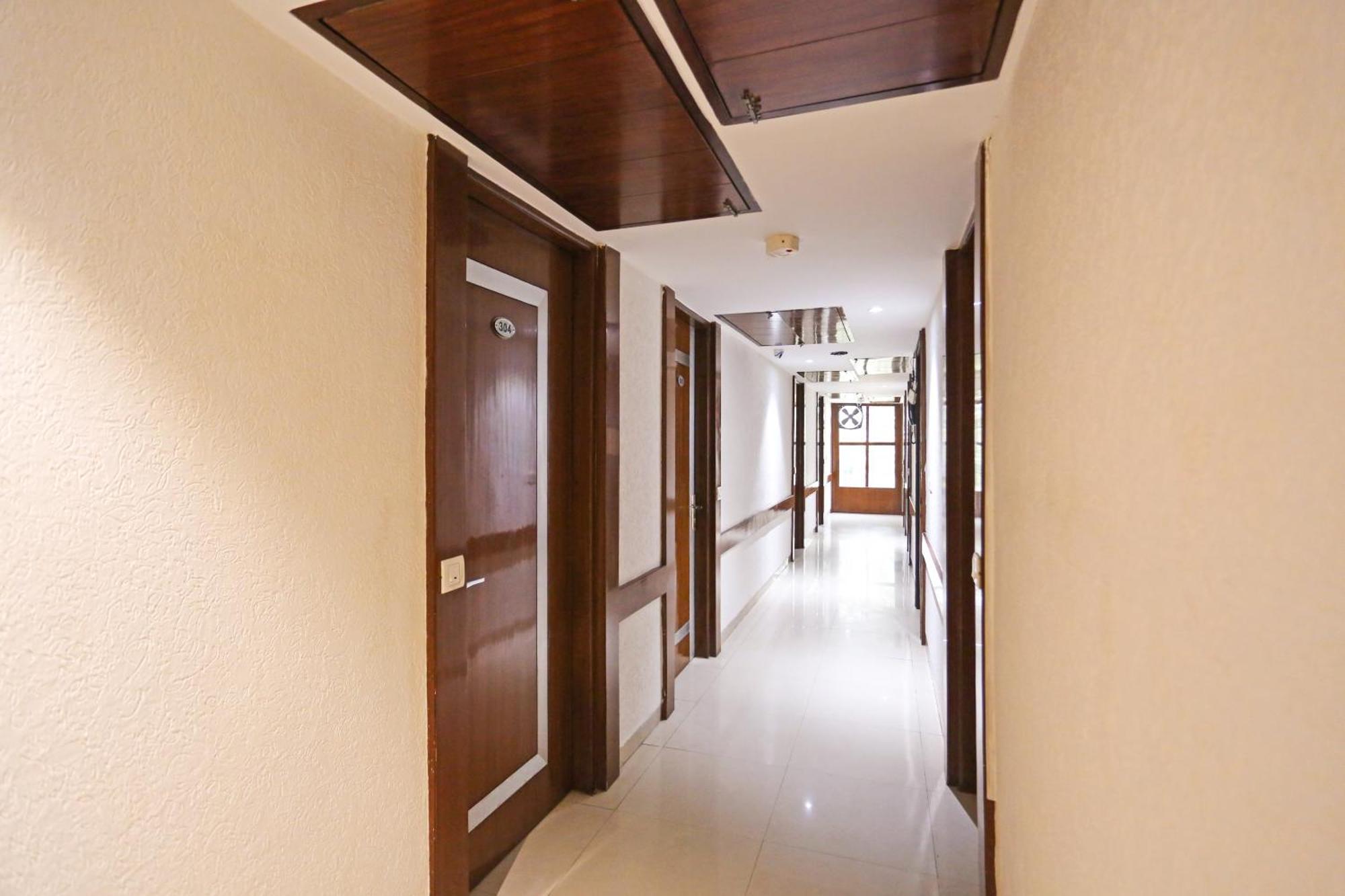 Hotel Silky Palace Near Igi Airportt Нью-Дели Экстерьер фото