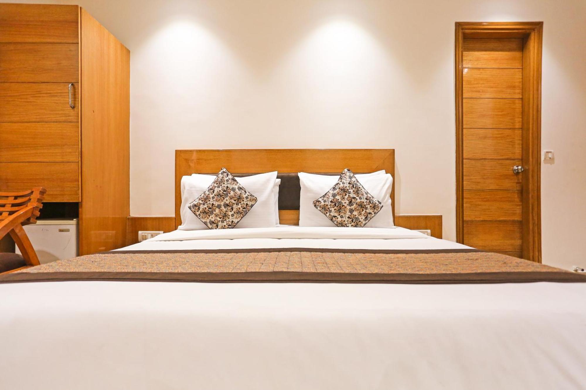 Hotel Silky Palace Near Igi Airportt Нью-Дели Экстерьер фото