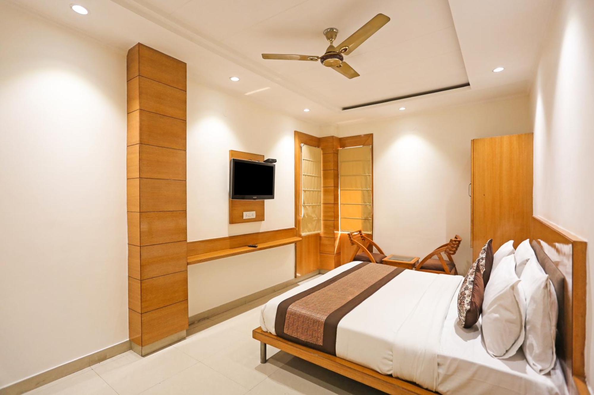 Hotel Silky Palace Near Igi Airportt Нью-Дели Экстерьер фото