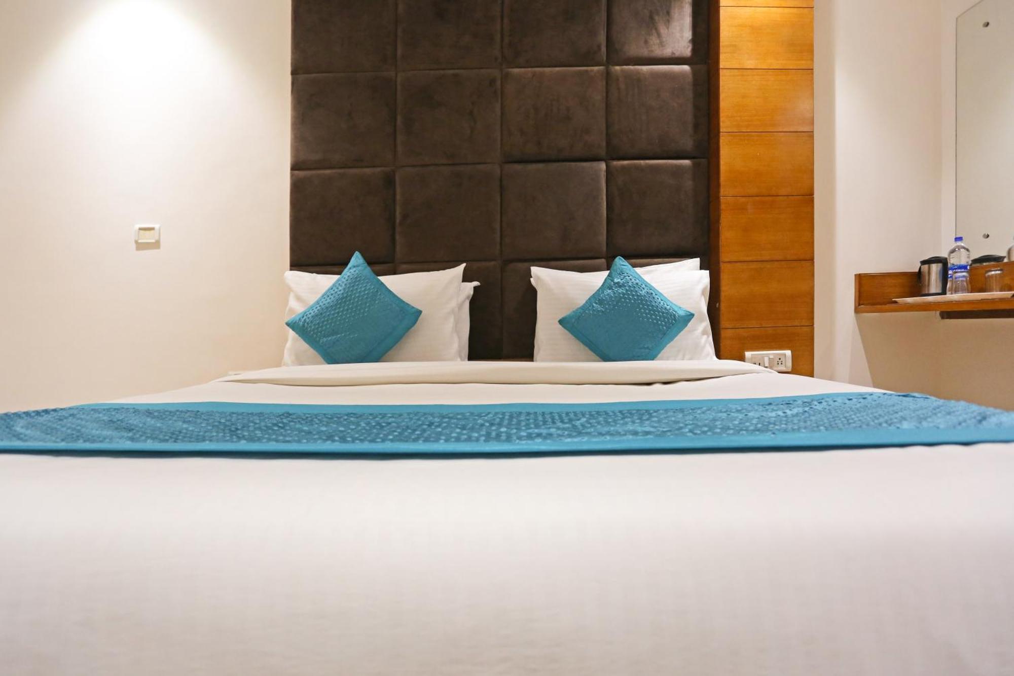 Hotel Silky Palace Near Igi Airportt Нью-Дели Экстерьер фото