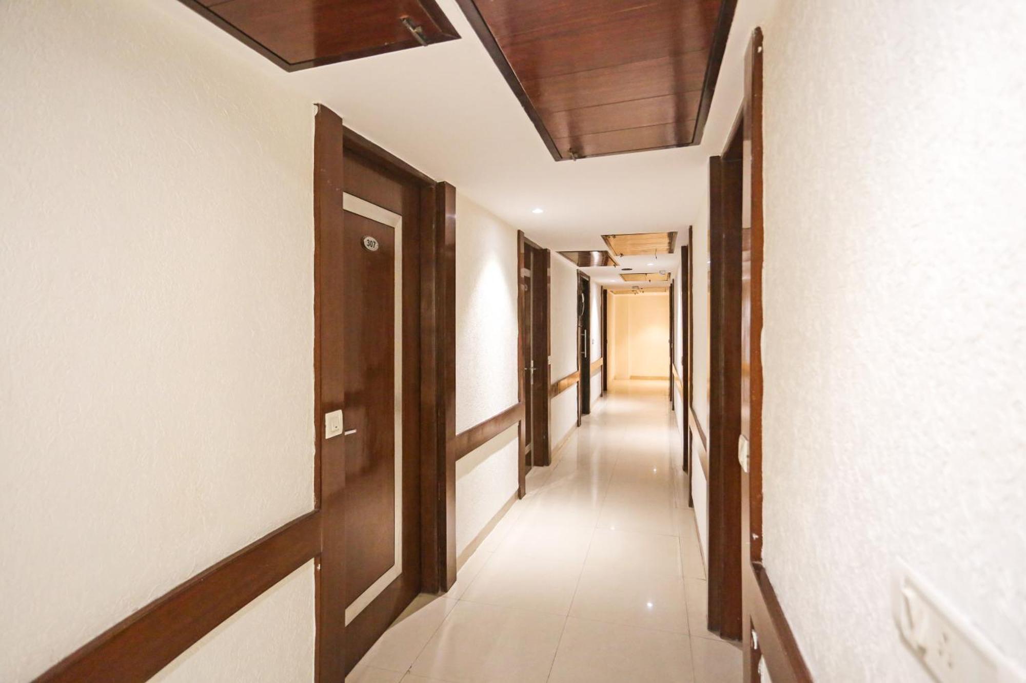 Hotel Silky Palace Near Igi Airportt Нью-Дели Экстерьер фото