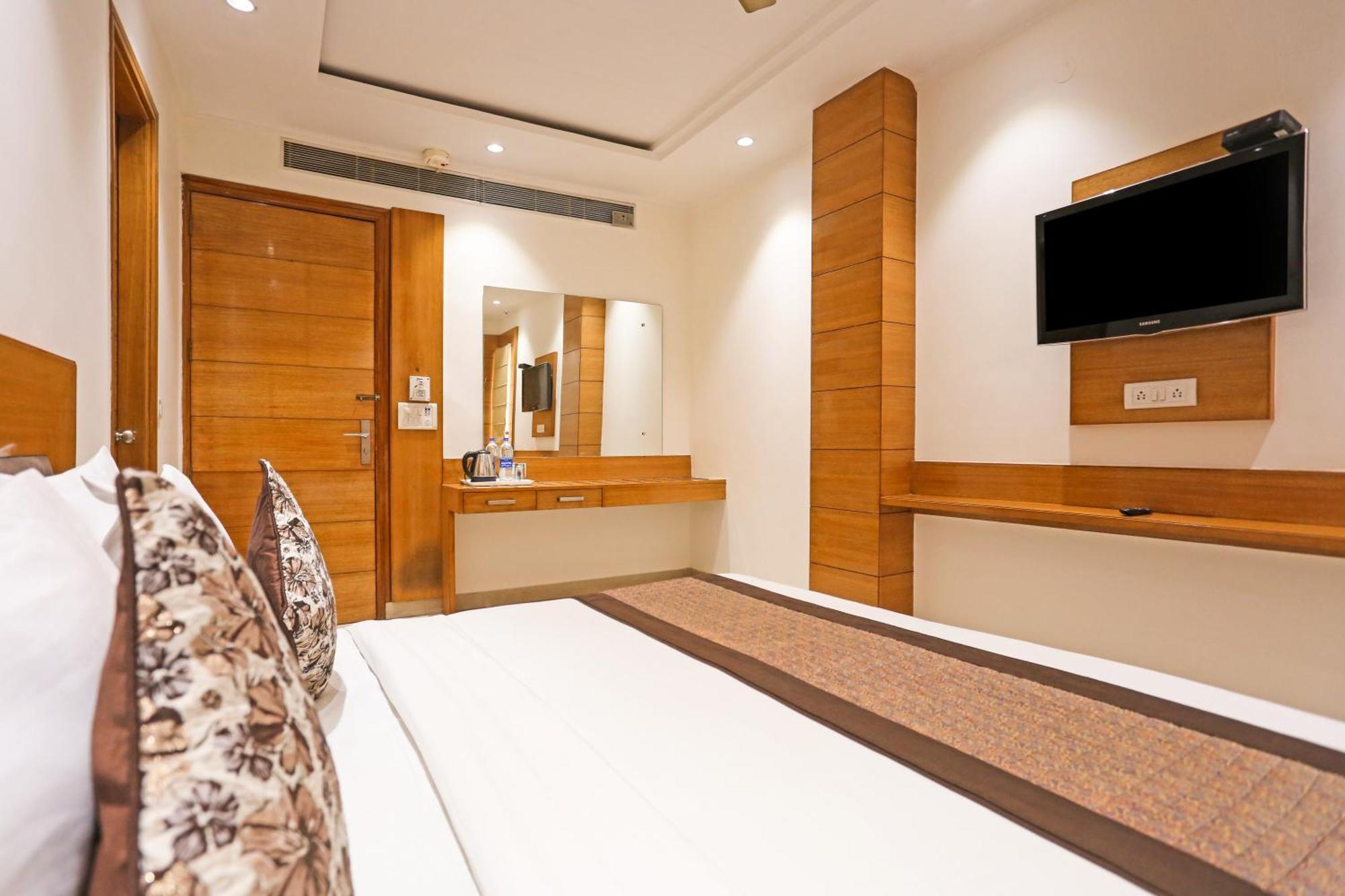 Hotel Silky Palace Near Igi Airportt Нью-Дели Экстерьер фото
