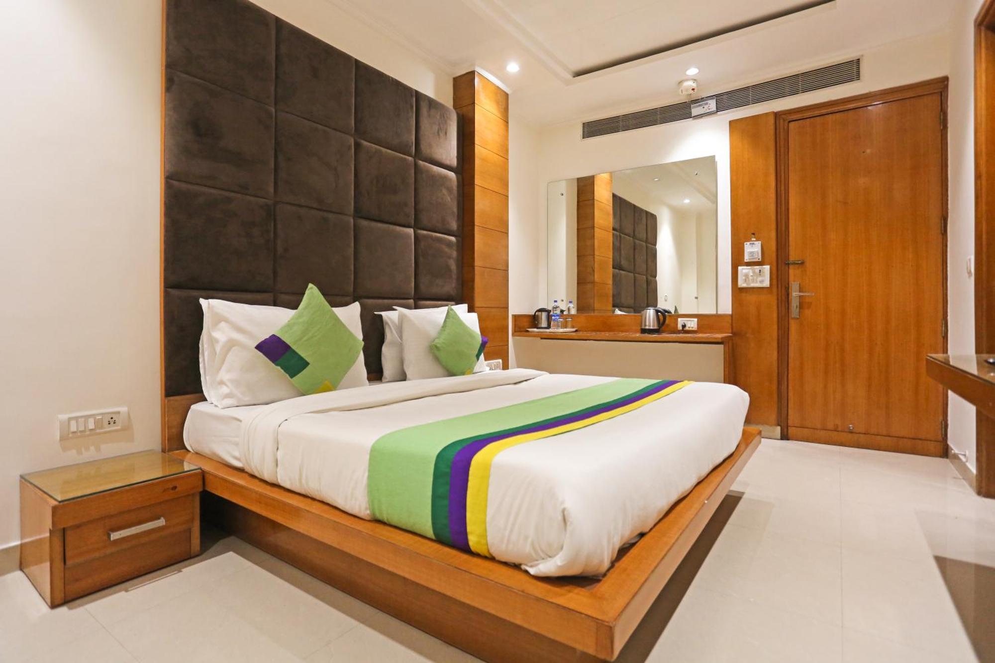 Hotel Silky Palace Near Igi Airportt Нью-Дели Экстерьер фото