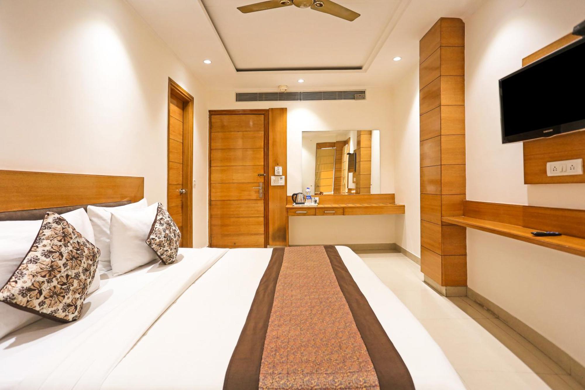 Hotel Silky Palace Near Igi Airportt Нью-Дели Экстерьер фото