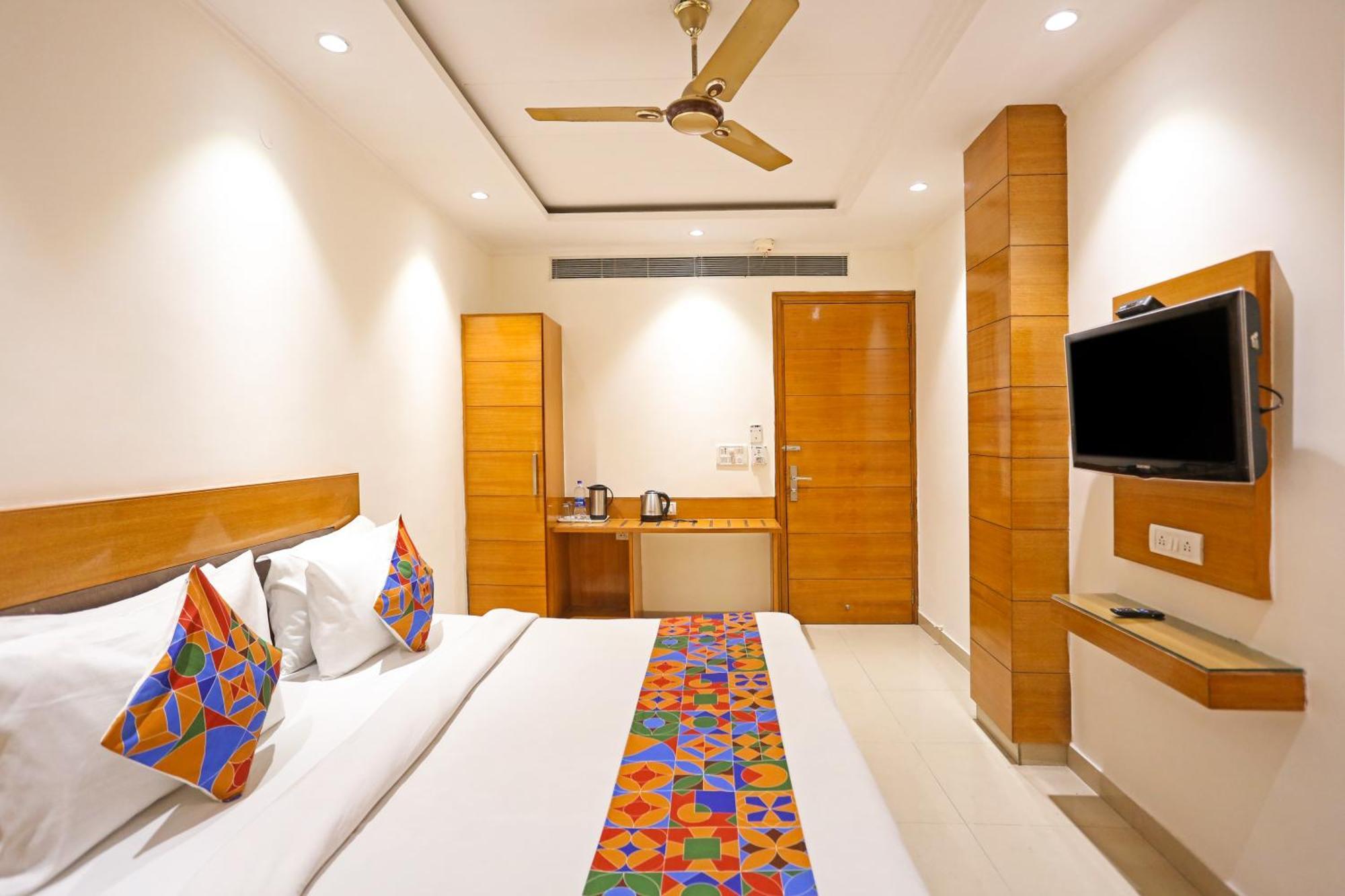 Hotel Silky Palace Near Igi Airportt Нью-Дели Экстерьер фото
