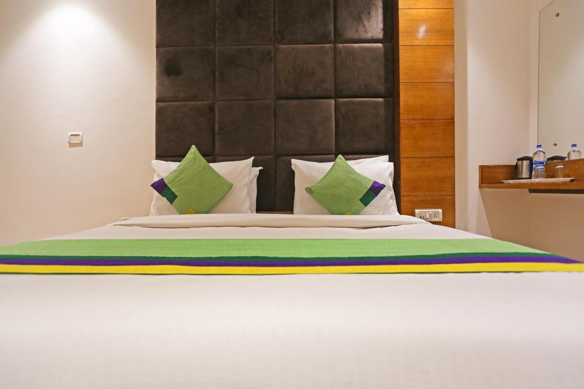 Hotel Silky Palace Near Igi Airportt Нью-Дели Экстерьер фото