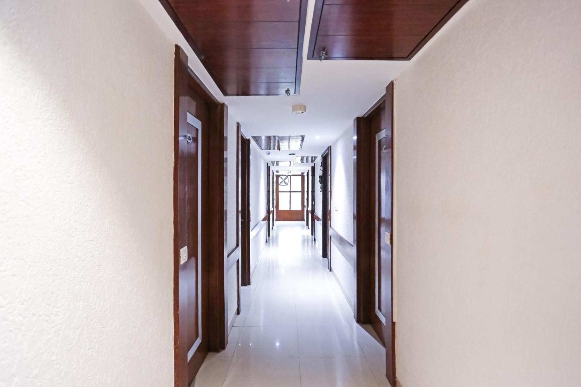 Hotel Silky Palace Near Igi Airportt Нью-Дели Экстерьер фото