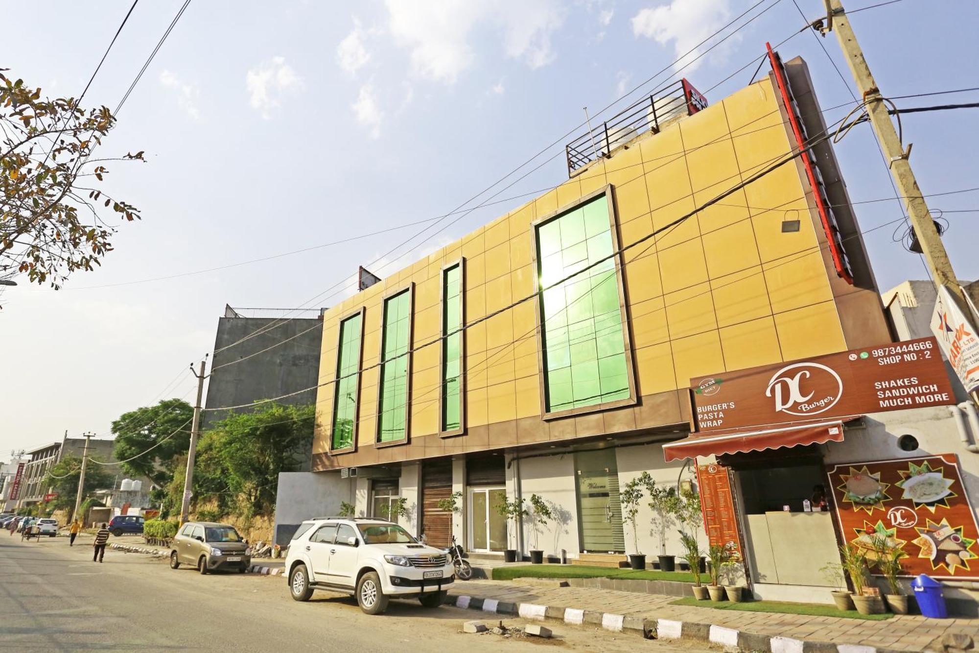 Hotel Silky Palace Near Igi Airportt Нью-Дели Экстерьер фото